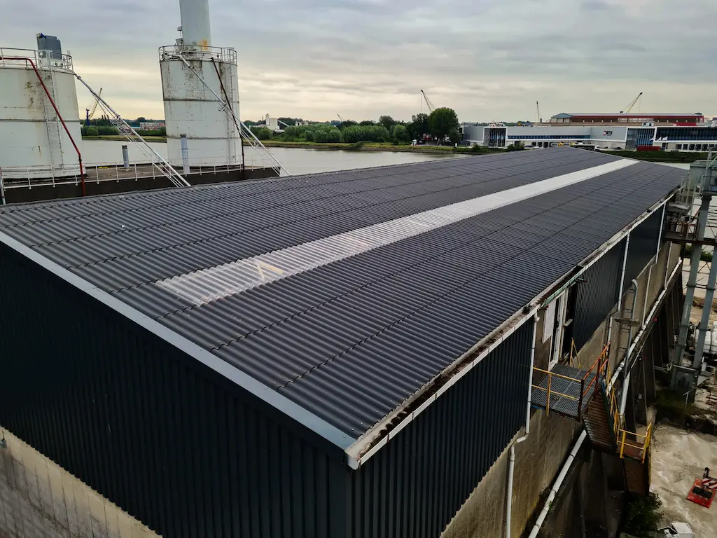 Roof of shed to be remediated in Zwijndrecht